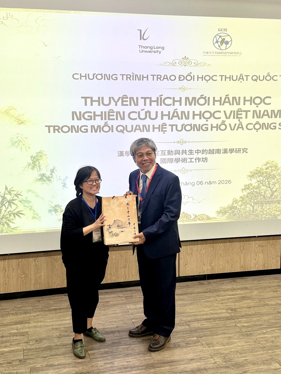 升龍大學武杜瓊副校長（右）與中山大學中文系杜佳倫主任互贈紀念品(另開新視窗/jpg檔)圖片