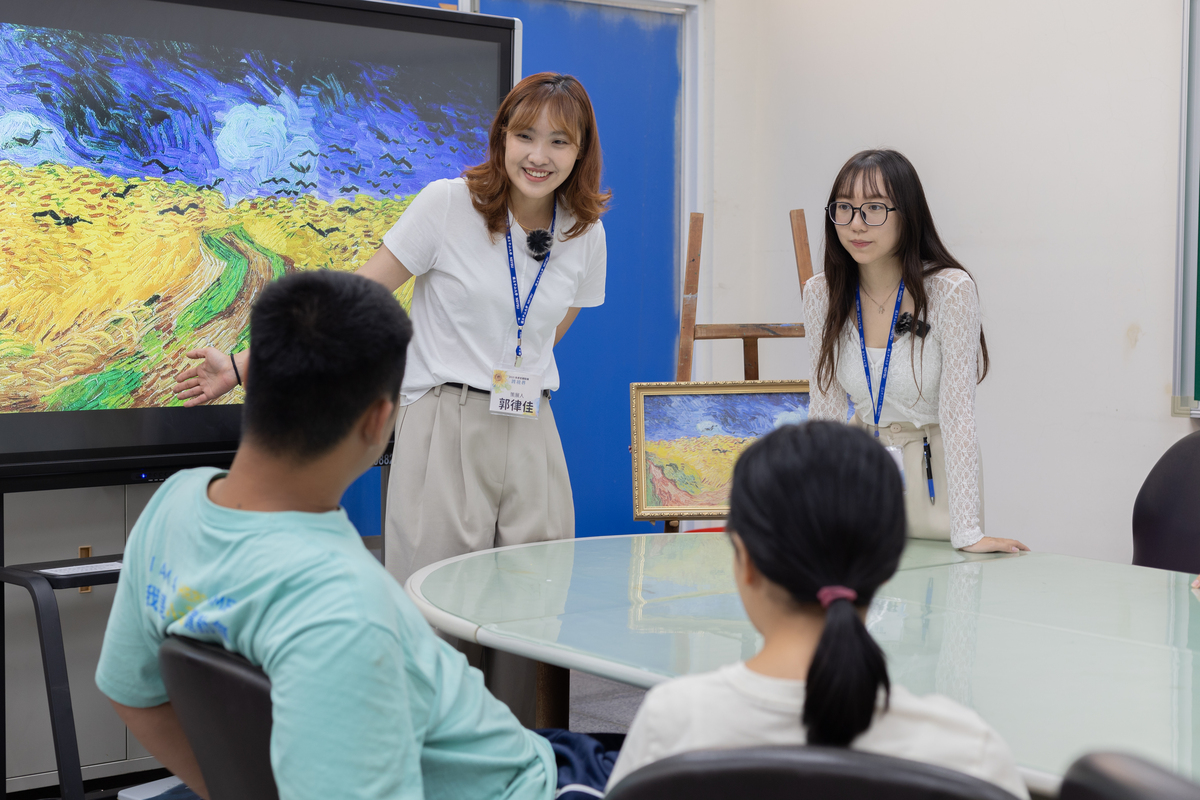 右起策展團隊成員張嘉軒、郭律佳(另開新視窗/jpg檔)圖片