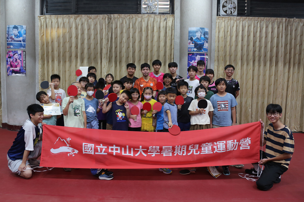 中山大學副教授、前桌球國手莊智淵現身中山大學兒童桌球營，親自示範球技並與學童互動，分享面對壓力與挑戰的經驗。(另開新視窗/jpg檔)圖片