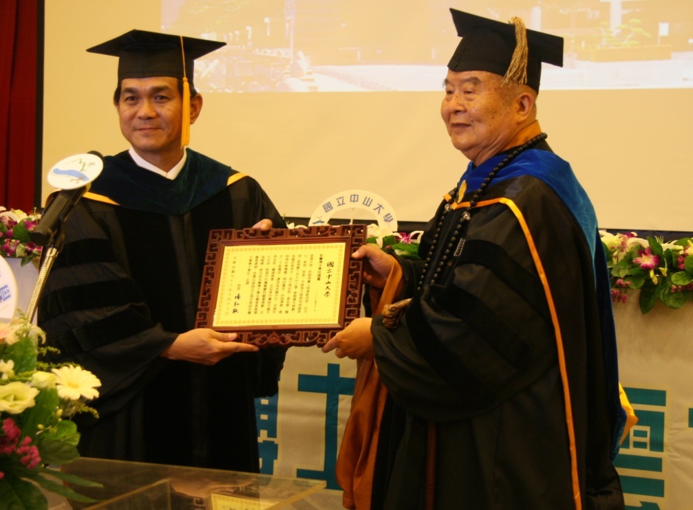 中山大學校長楊弘敦(左)頒發名譽文學博士學位予星雲大師(右)(另開新視窗/jpg檔)圖片