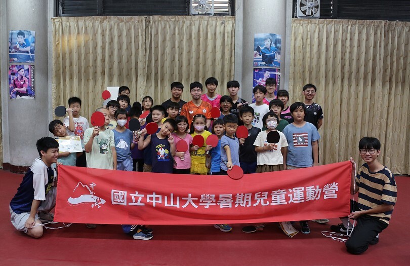中山大學副教授、前桌球國手莊智淵現身中山大學兒童桌球營，親自示範球技並與學童互動，分享面對壓力與挑戰的經驗。