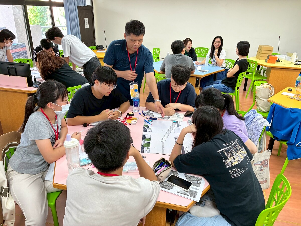 交通局莊哲維股長協助指導參與者構思規劃(另開新視窗/jpg檔)圖片