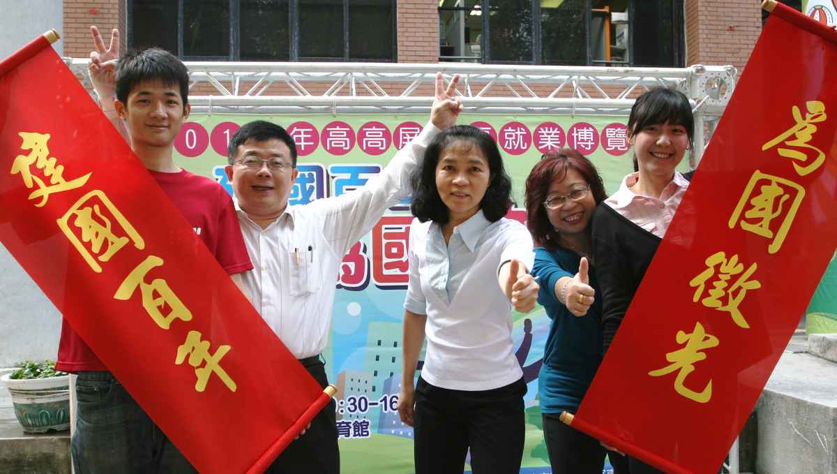 中山大學學務長李清潭（左二）及諮職組組長林玉華祝大家都能適才適所(另開新視窗/jpg檔)圖片