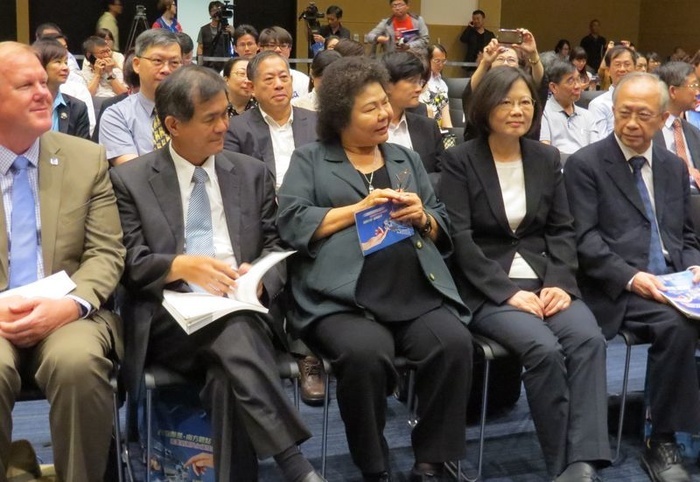 美國在台協會（AIT）高雄分處處長杜維浩（左起）、中山大學校長楊弘敦、高雄市市長陳菊、民進黨主席蔡英文、台灣公共議題研究協會理事長胡勝正。 李福忠／攝影(另開新視窗/jpg檔)圖片