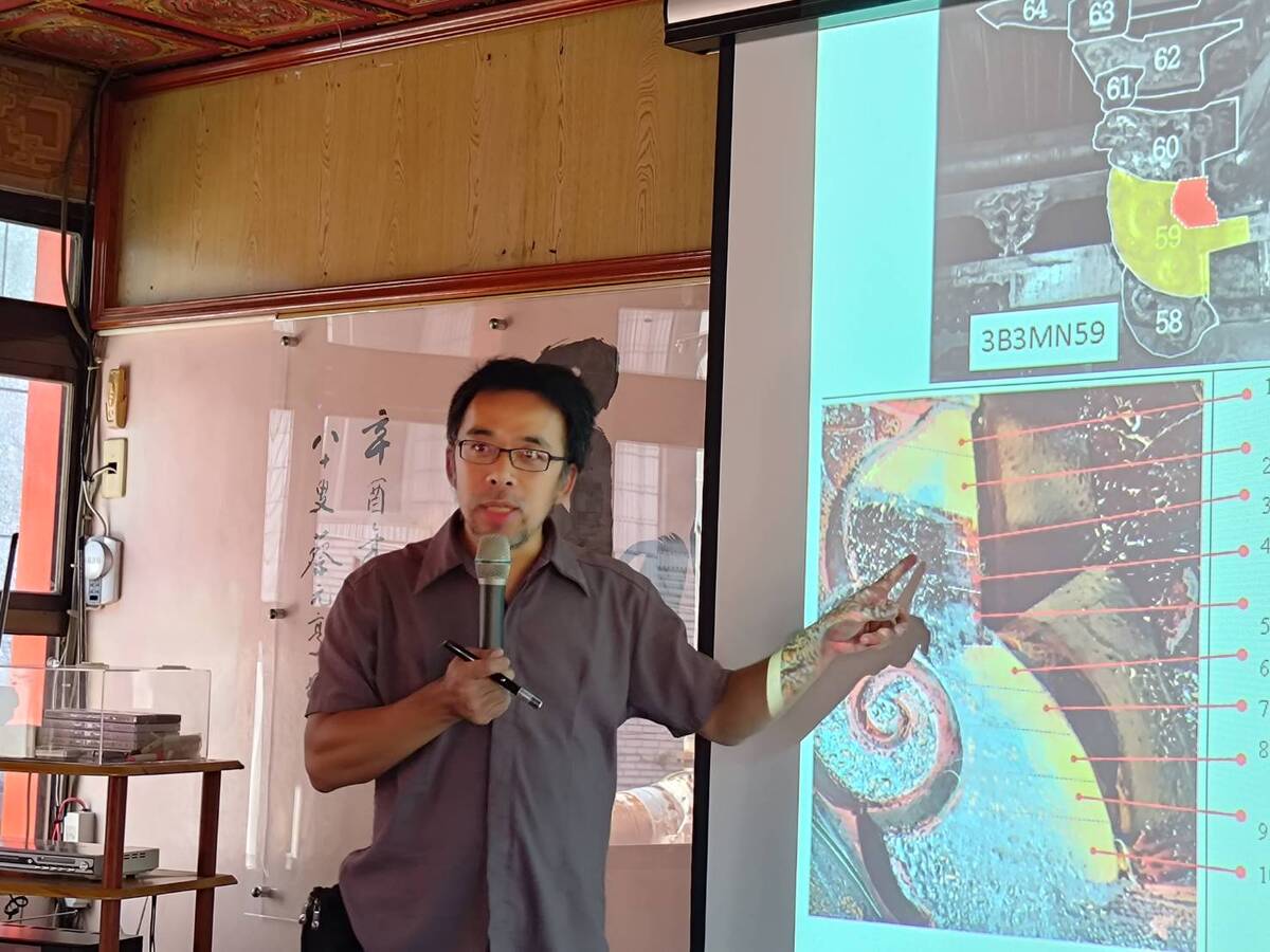 李志上文物修復師說明修護工序(另開新視窗/jpg檔)圖片
