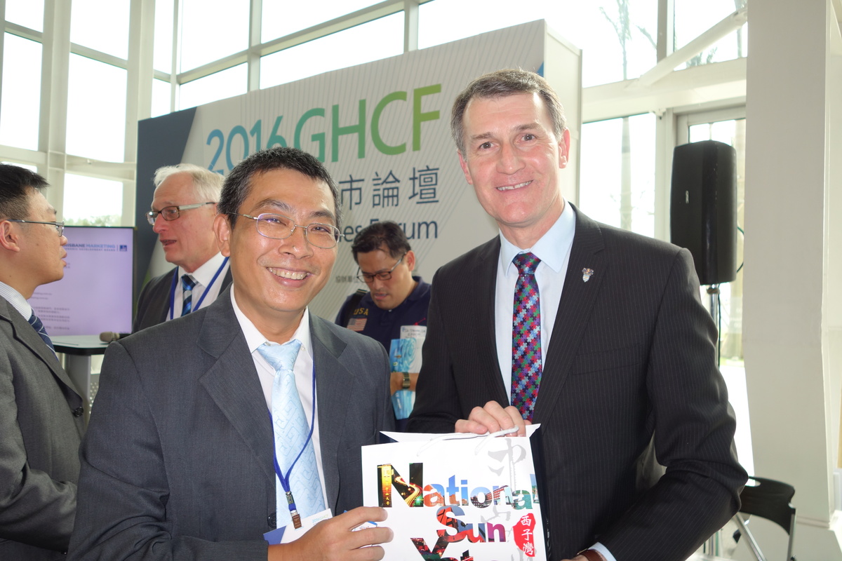 Gift to Lord Mayor Councillor Graham Quirk(另開新視窗/jpg檔)圖片