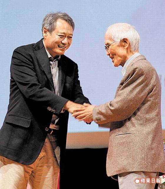 李安（左）與詩人余光中昨在高雄中山大學對談。(另開新視窗/jpg檔)圖片