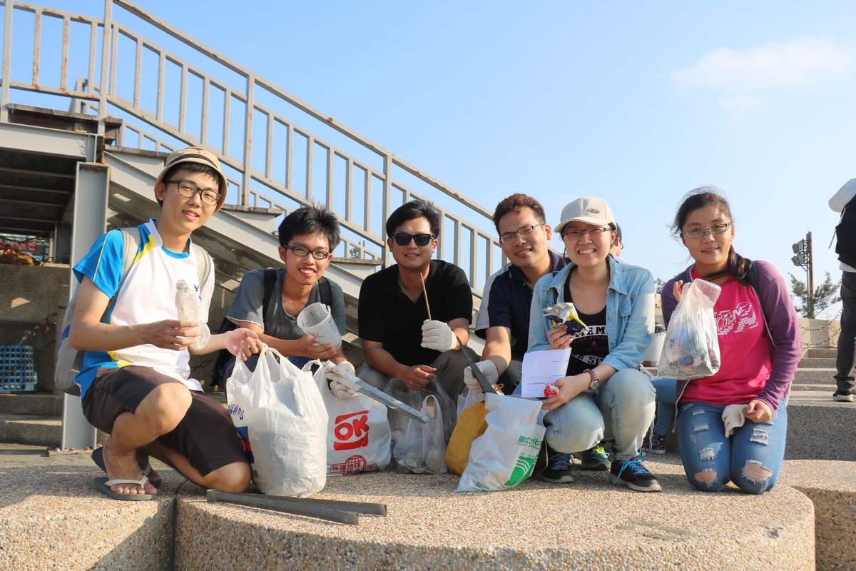 響應世界地球日 公事所師生挽袖淨灘(另開新視窗/jpg檔)圖片