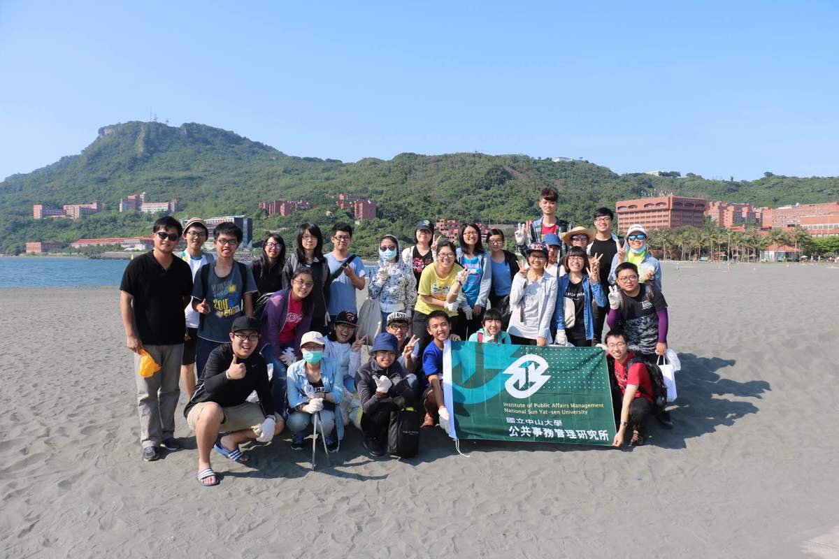 響應世界地球日 公事所師生挽袖淨灘(另開新視窗/jpg檔)圖片