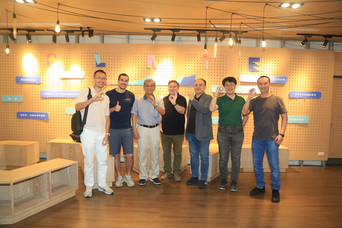 國立中山大學物理學系邀請「事件視界望遠鏡」計劃總執行長Laurent Loinard（中）蒞校演講(另開新視窗/jpg檔)圖片