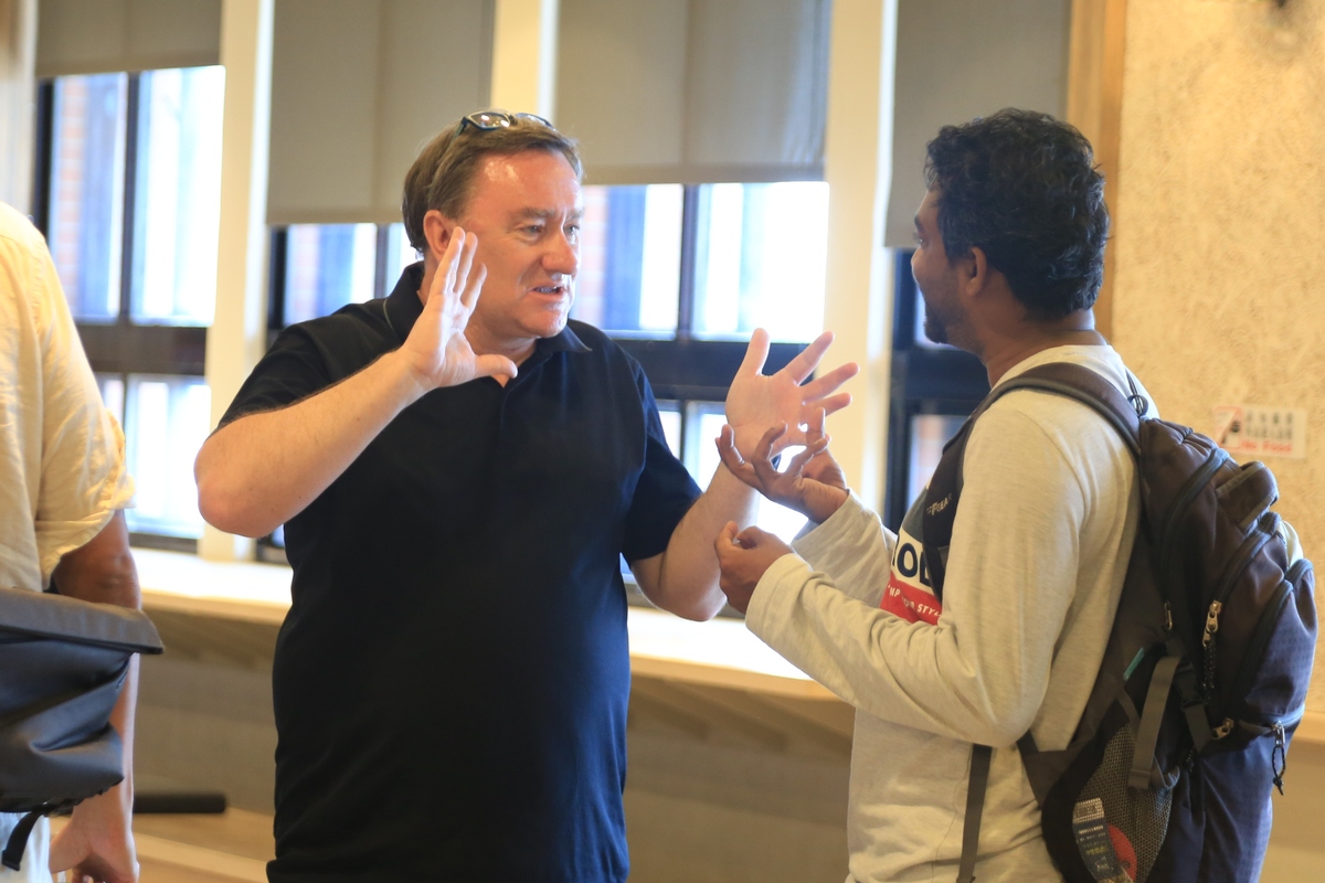 會後學生積極交流(另開新視窗/jpg檔)圖片