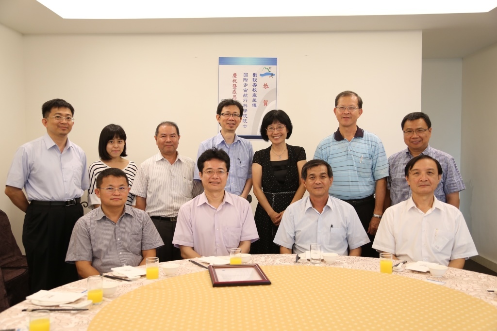 校內師長共享榮耀(另開新視窗/jpg檔)圖片