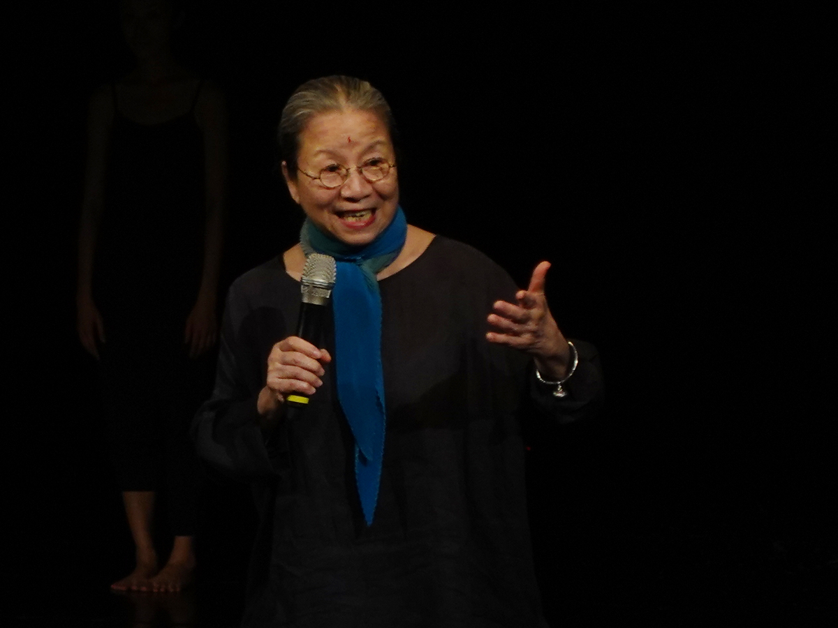 無垢舞蹈劇場創辦人暨藝術總監林麗珍於《當氣息化作舞步》首日節氣身體工作坊開場時講解呼吸與中心軸的關聯。(另開新視窗/jpg檔)圖片