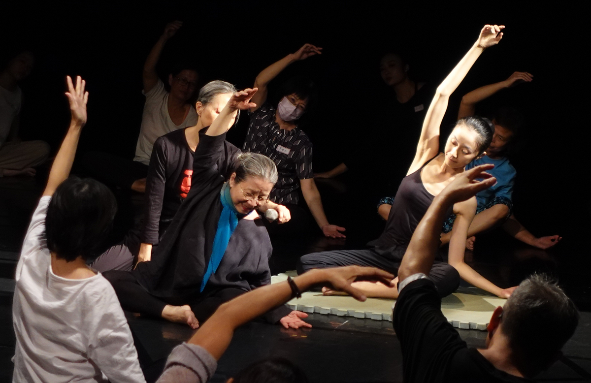 林麗珍老師於《當氣息化作舞步》節氣身體工作坊中親自示範。(另開新視窗/jpg檔)圖片