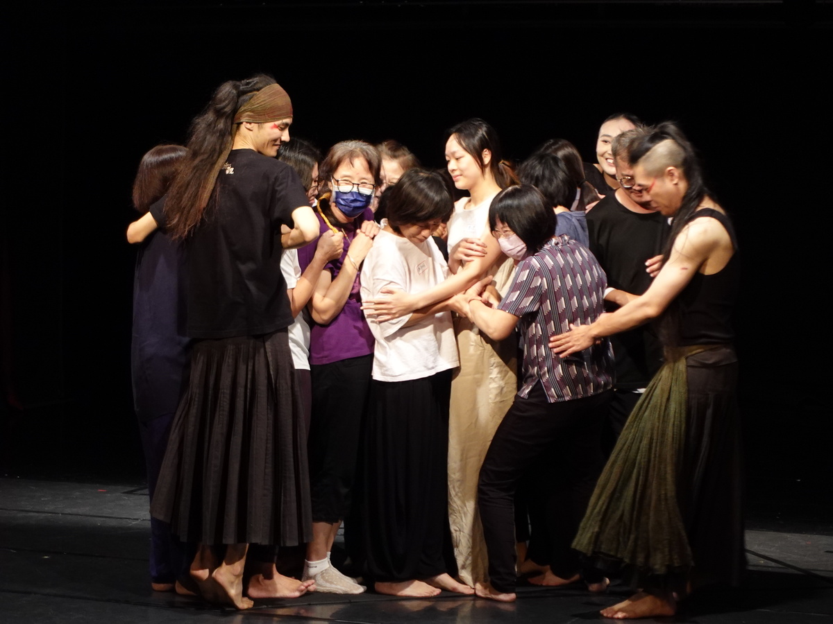 無垢舞者助教群於《當氣息化作舞步》節氣身體工作坊中協助學員進行收縮的練習。(另開新視窗/jpg檔)圖片