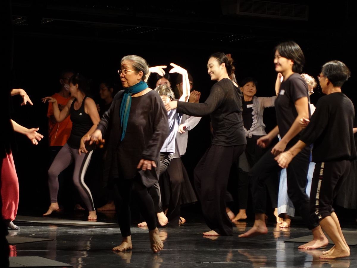 節氣身體工作坊中帶領學員練習勁與緩的步行。(另開新視窗/jpg檔)圖片