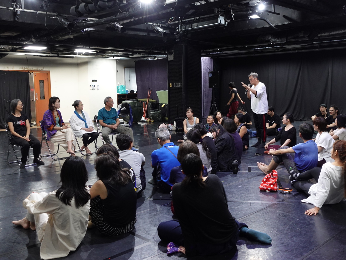 《當氣息化作舞步》第二日下午的師生對談研討，共同分享兩日活動的收穫。坐椅者右起中山大學文學院賴錫三院長、無垢舞蹈劇場創辦人暨藝術總監林麗珍老師、氣膠科學研究中心主任王家蓁教授、無垢舞蹈劇場總排練蔡必珠老師。(另開新視窗/jpg檔)圖片