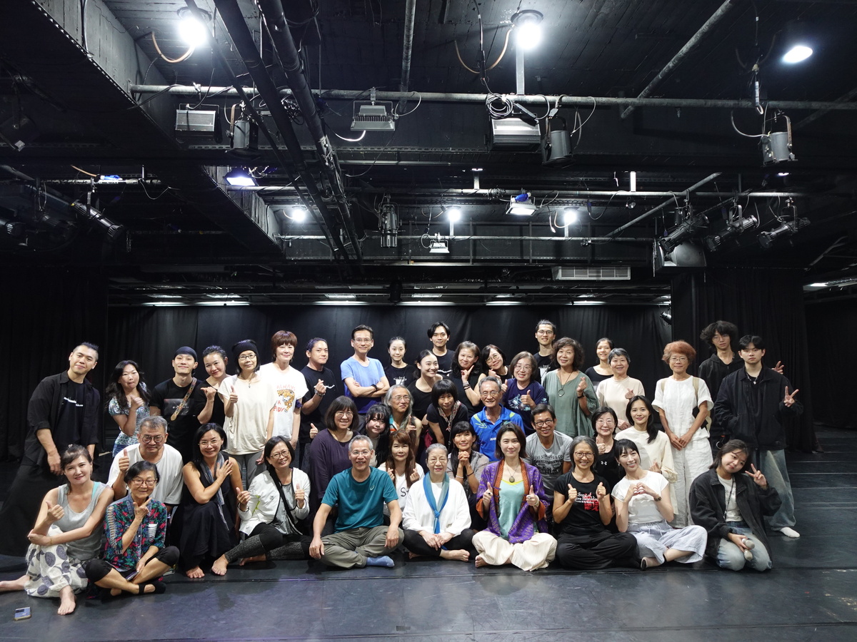 《當氣息化作舞步》活動，中山大學文學院賴錫三院長（前排左五）、無垢舞蹈劇場創辦人暨藝術總監林麗珍老師（前排右五）、中山氣膠科學研究中心主任王家蓁教授（前排右四）、無垢舞蹈劇場總排練蔡必珠老師（前排右三）、中山劇場藝術學系系主任吳怡瑱副教授（前排右二）合影。(另開新視窗/jpg檔)圖片