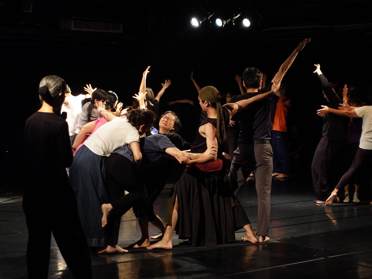 進行伸展練習。(另開新視窗/jpg檔)圖片