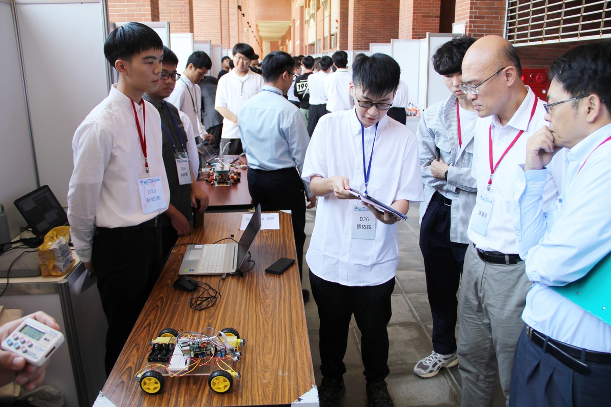 中山學生向評審展示專題作品(另開新視窗/jpg檔)圖片