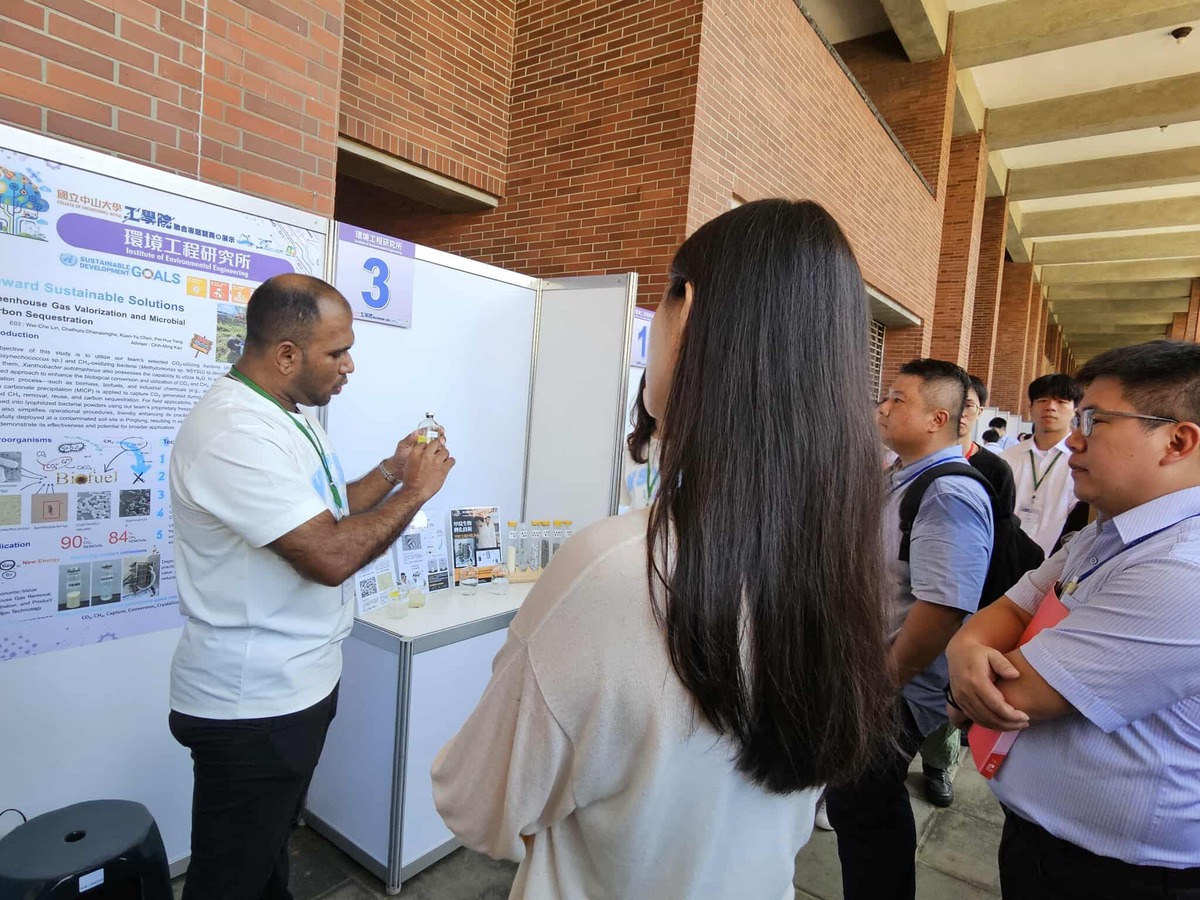 中山外籍生向評審展示專題作品(另開新視窗/jpg檔)圖片