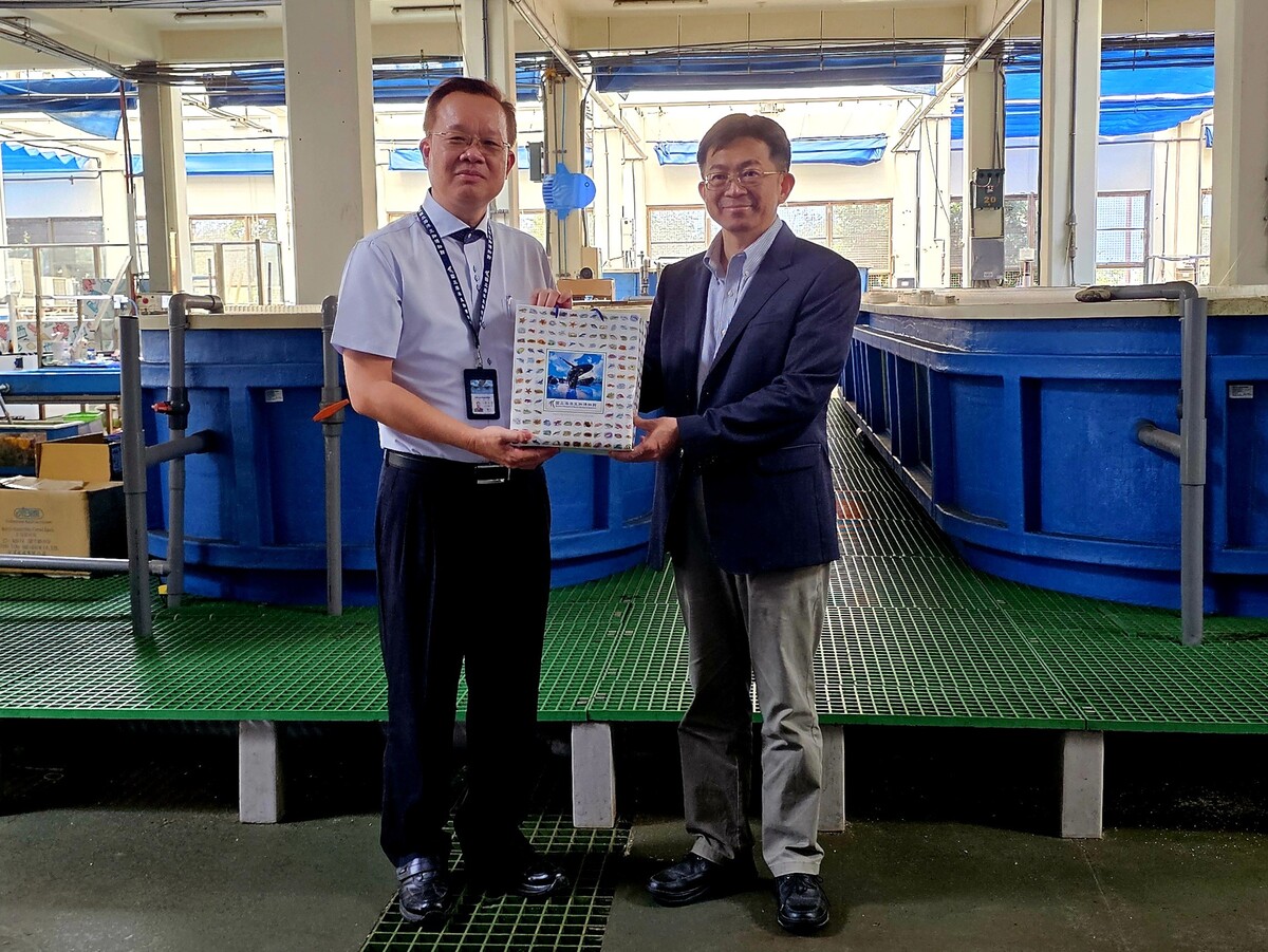 海生館館長溫志宏（左）熱情接待中山大學行政團隊，右為中山大學李志鵬校長。(另開新視窗/jpg檔)圖片