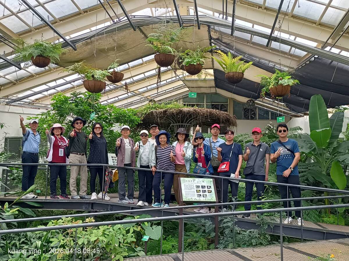 主任秘書李慶男（左三）親自帶隊，以精準時間控管與高效率路線規劃，帶領團隊在限定時間內完成多個景點走讀。(另開新視窗/jpg檔)圖片