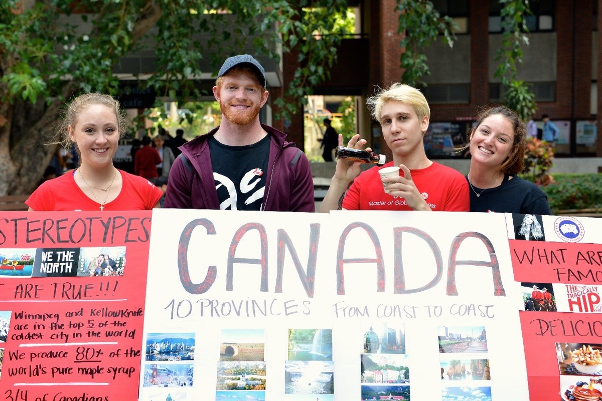 加拿大組學生準備了加拿大的美景相片及國家簡介，並提供楓糖漿試吃(另開新視窗/jpg檔)