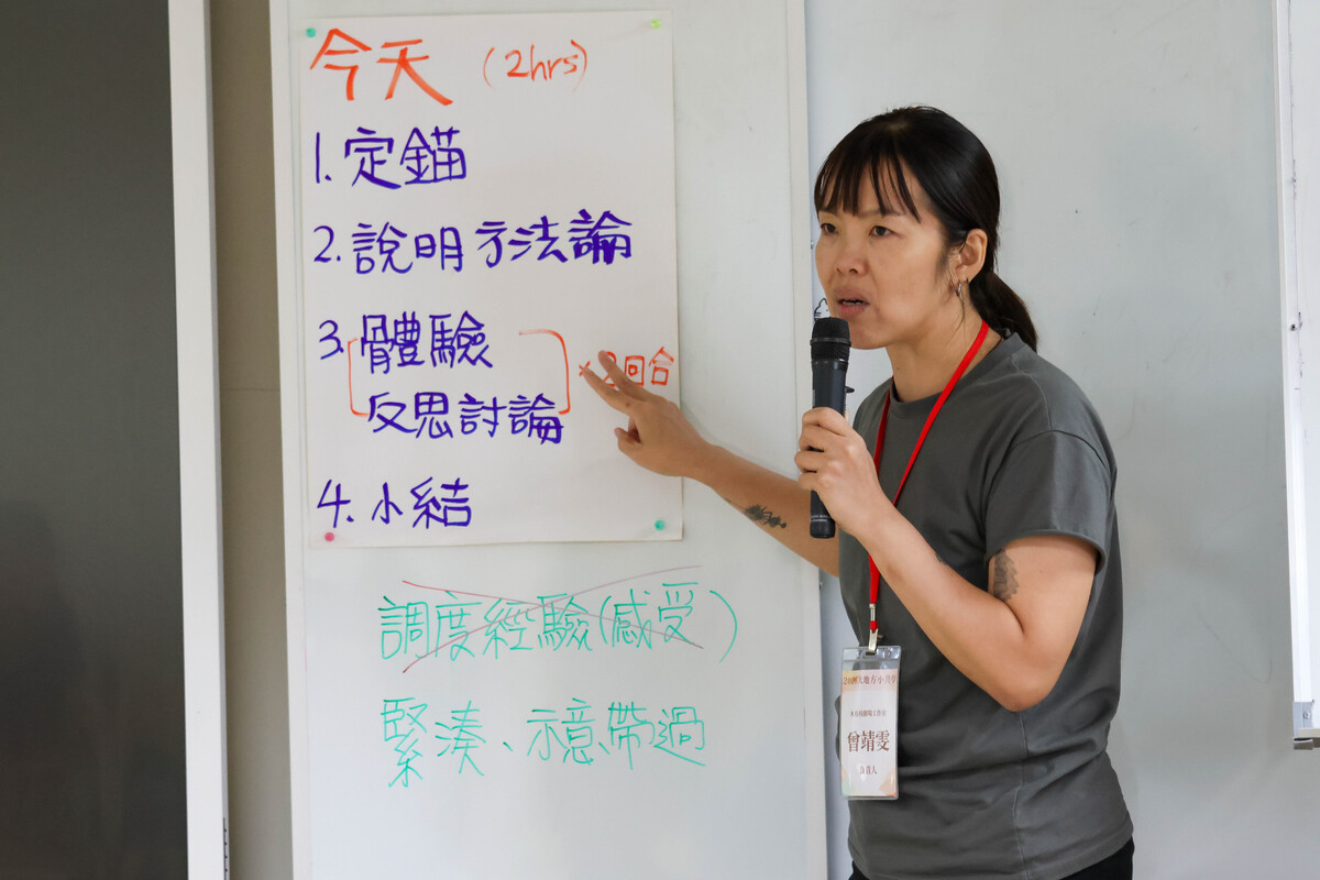 講師曾靖雯帶領身體與戲劇工作坊實作探討(另開新視窗/jpg檔)圖片