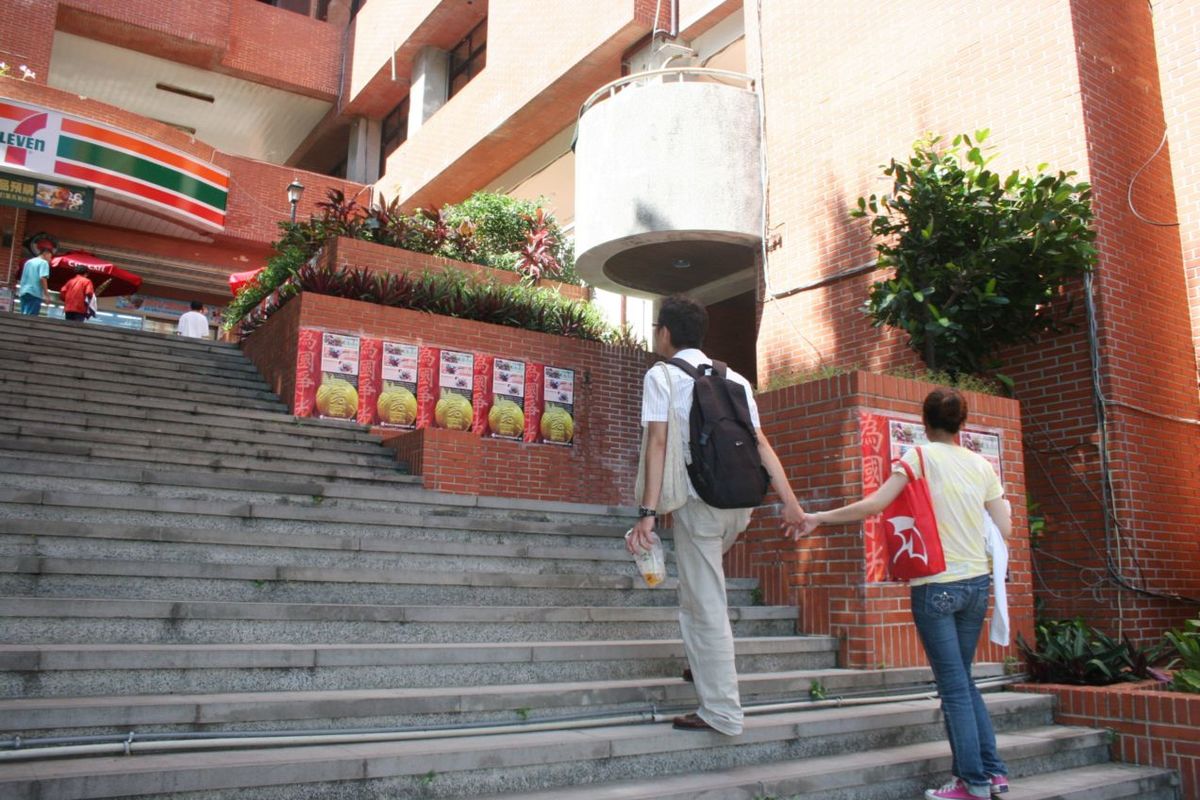 校內張貼海報慶賀中山學子優秀表現(另開新視窗/jpg檔)圖片