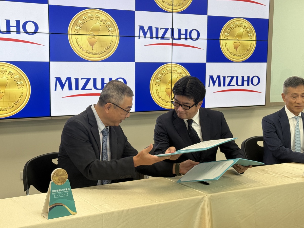 中山大學副校長暨國際金融研究學院院長郭志文（左）與瑞穗銀行支店長大西武仁。(另開新視窗/jpg檔)圖片