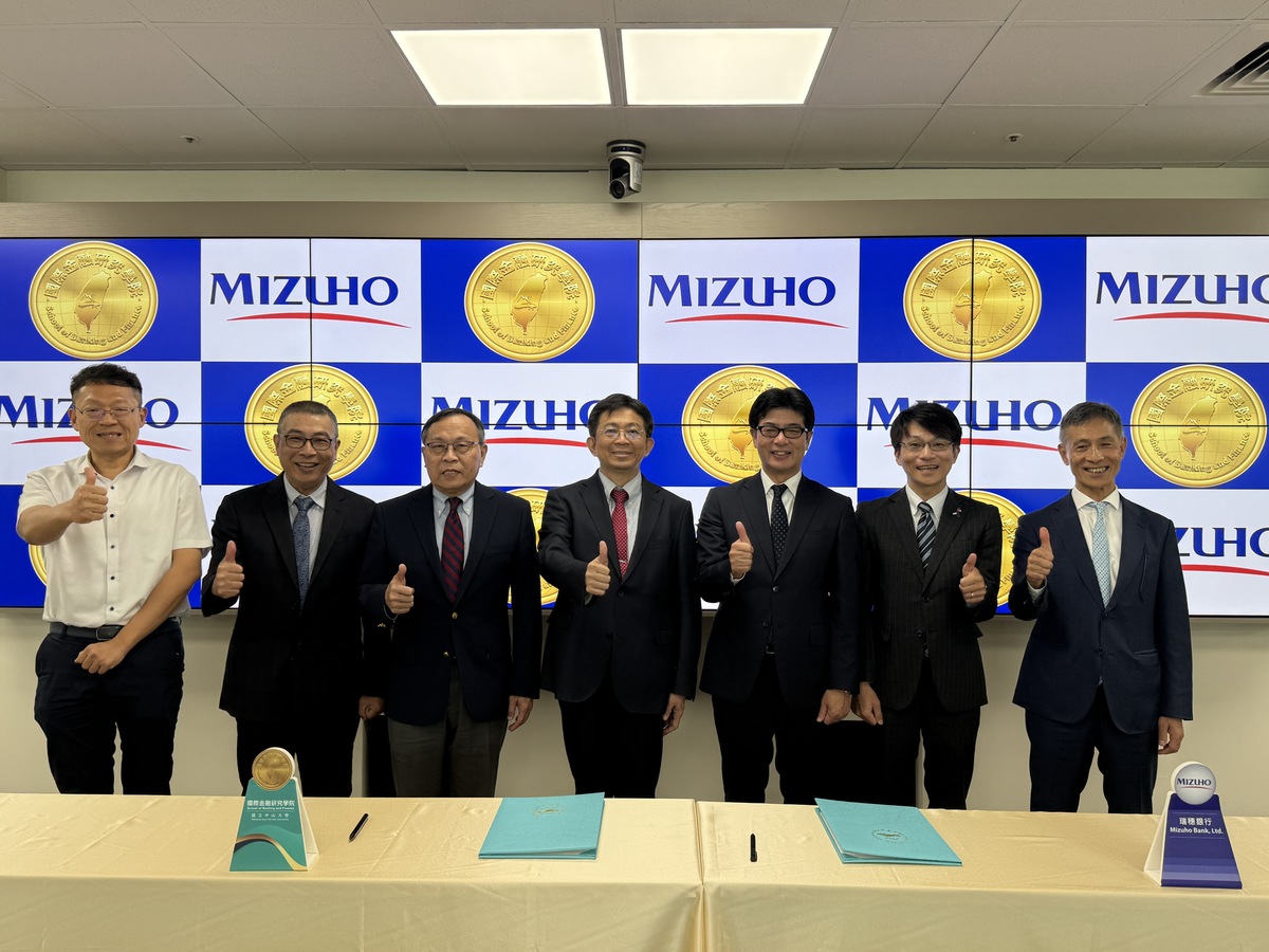 左起高雄市政府經濟發展局專門委員顏紹宇、中山大學副校長暨國際金融研究學院院長郭志文、中華民國國際經濟合作協會理事長呂桔誠、中山大學校長李志鵬、瑞穗銀行支店長大西武仁、日本台灣交流協會高雄事務所副所長是枝憲一郎、瑞穗銀行部長林裕新。(另開新視窗/jpg檔)圖片