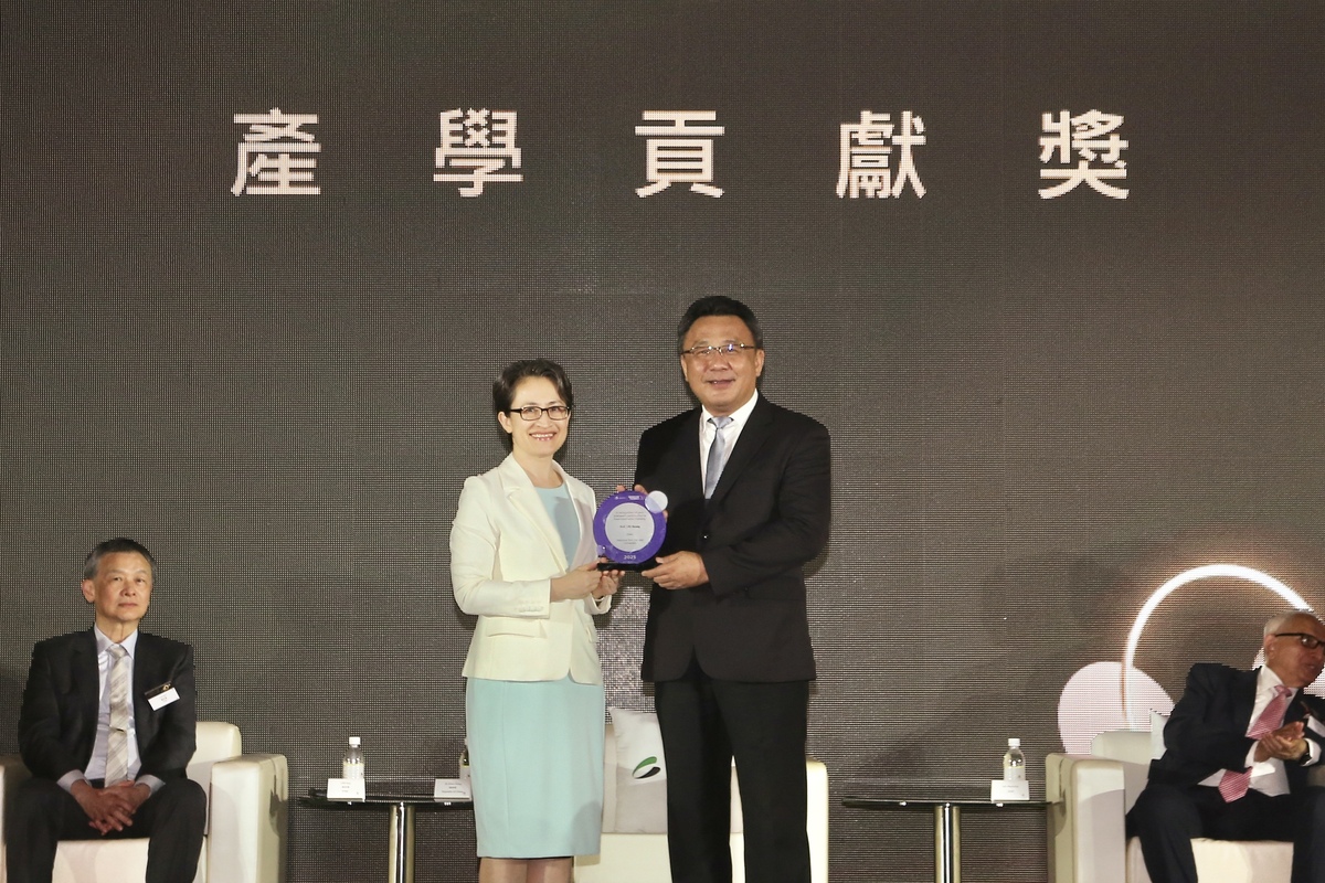 副總統蕭美琴頒獎給國立中山大學半導體及重點科技研究學院院長黃義佑(右)(另開新視窗/jpeg檔)圖片