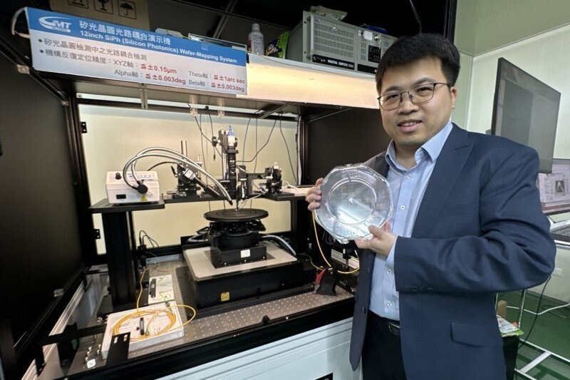 中山大學光電工程學系教授洪勇智是知名矽光子研究學者。記者郭韋綺／攝影(另開新視窗/jpg檔)圖片