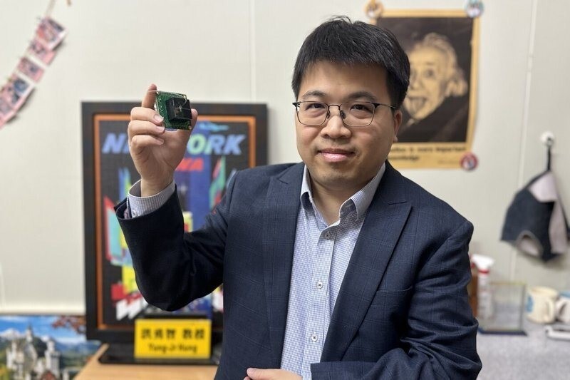 洪勇智手拿矽光子晶片模組，電子晶片、光子晶片被封裝在一起。記者郭韋綺／攝影(另開新視窗/jpg檔)圖片