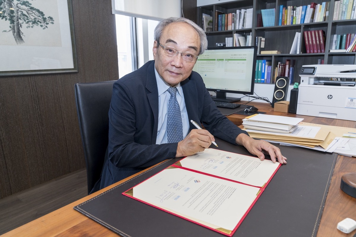 臺灣綜合大學系統主席王汎森院士代表簽署(另開新視窗/jpg檔)圖片