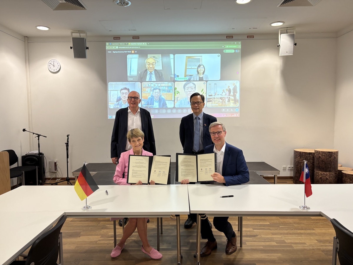 TU9兩位共同主席Prof. Dr. Angela Ittel（前排左）及Prof. Dr.-Ing. Peter Middendorf（前排右）於駐德國臺北代表處谷瑞生大使（後排右）見證下完成合作備忘錄簽署(另開新視窗/jpeg檔)圖片