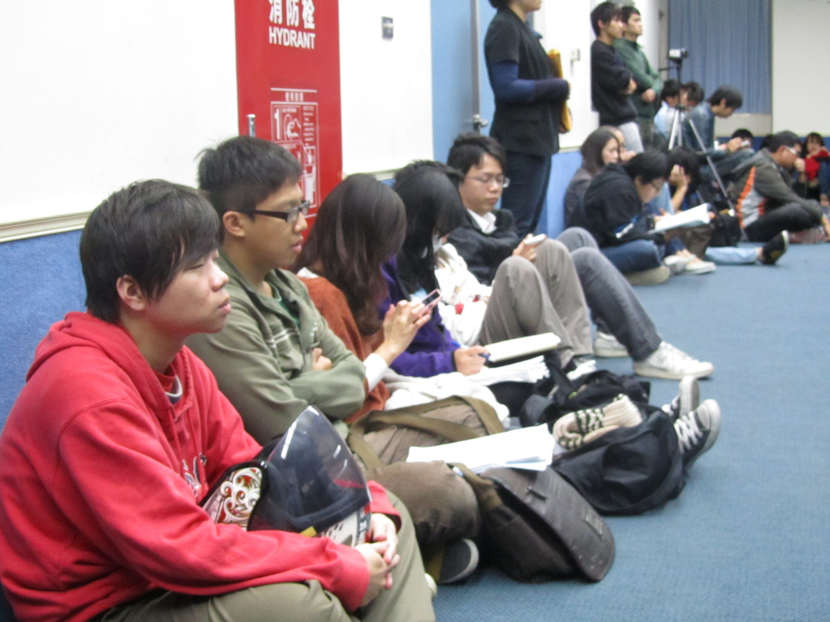 同學們因座無虛席而坐到地板上(另開新視窗/jpg檔)圖片