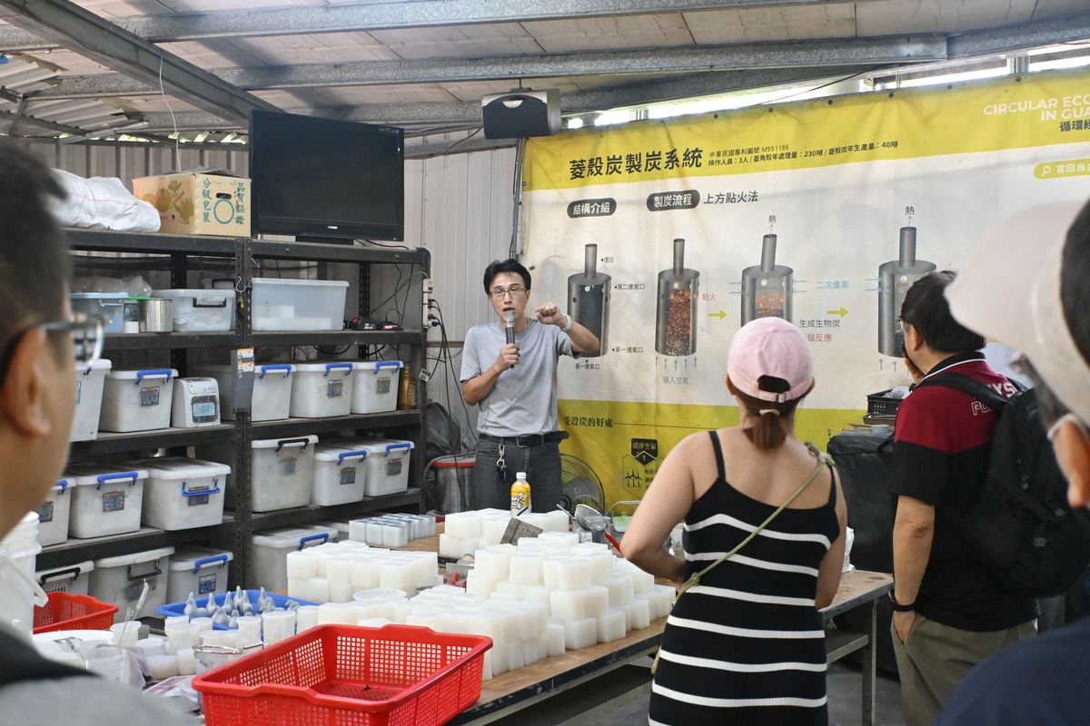 官田烏金團隊解說菱角製炭系統(另開新視窗/jpg檔)圖片