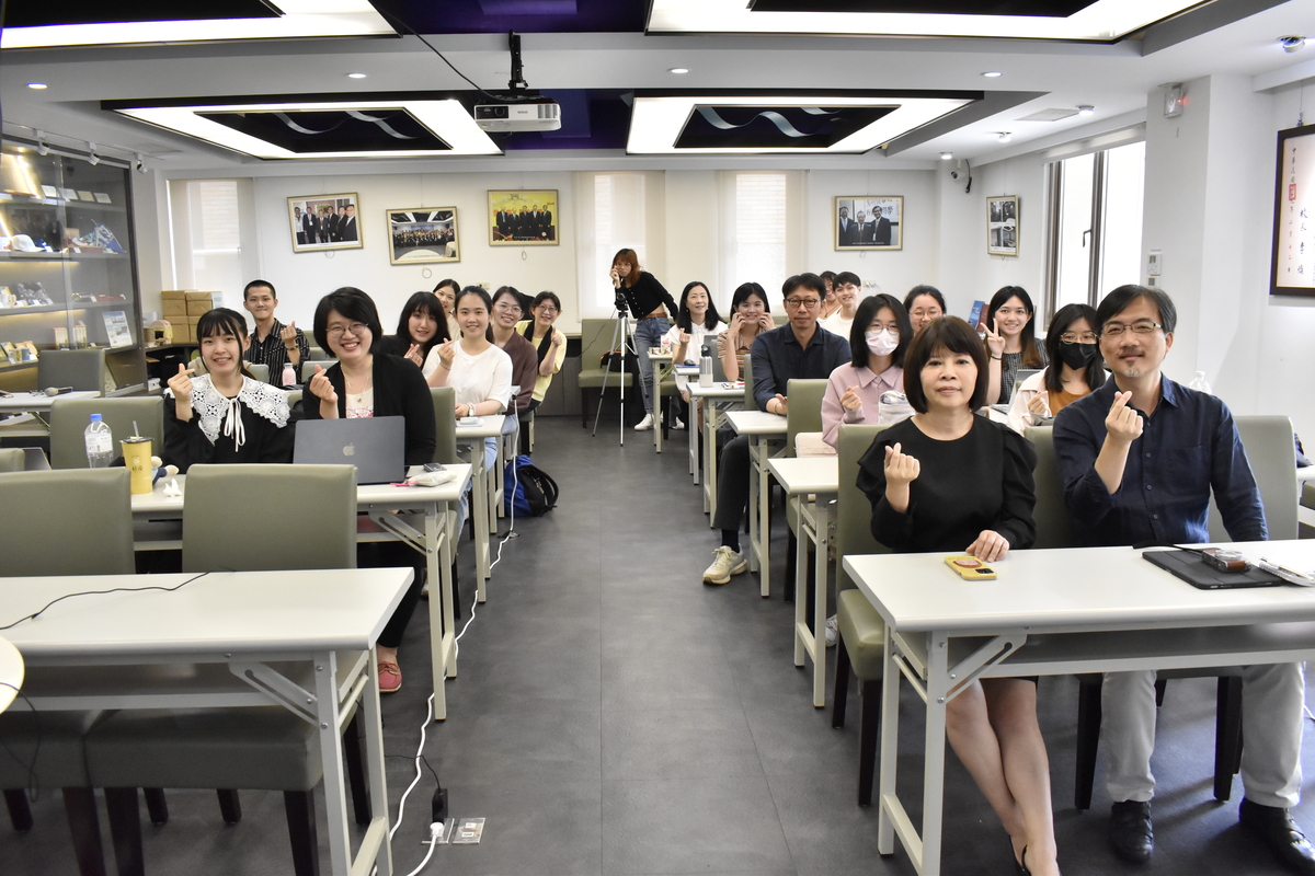 多納藝術負責人陳如鈊（前排右二）「藝術經紀與畫廊經營面面觀」講座(另開新視窗/jpg檔)圖片