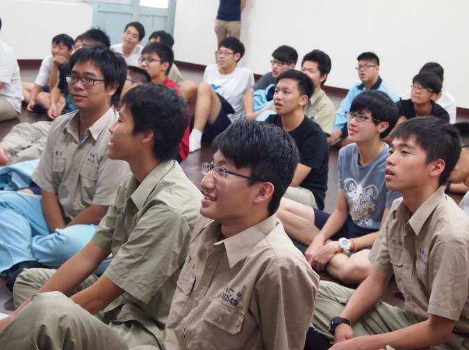 南一中學生專注聆聽(另開新視窗/jpg檔)圖片