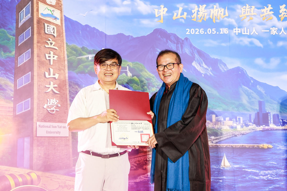林豪傑院長（左）親頒結業證書，祝賀五期學員滿載榮譽。(另開新視窗/jpg檔)圖片