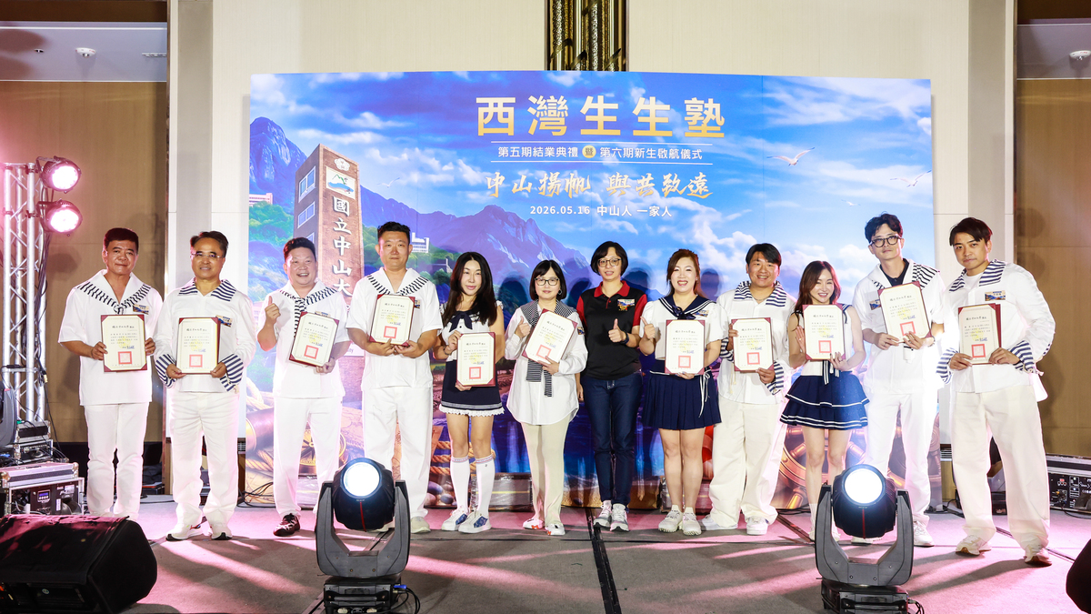 蔡佳芬執行長（右六）頒贈熱心服務獎予班代與幹部，表彰團隊全心付出的奉獻精神。(另開新視窗/jpg檔)圖片
