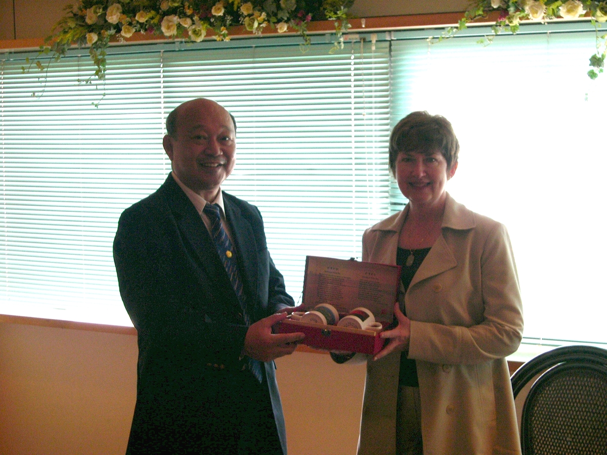 校長張宗仁(左)與賓州大學人文與科學學院副院長Kristine Billmyer(右)(另開新視窗/jpg檔)圖片