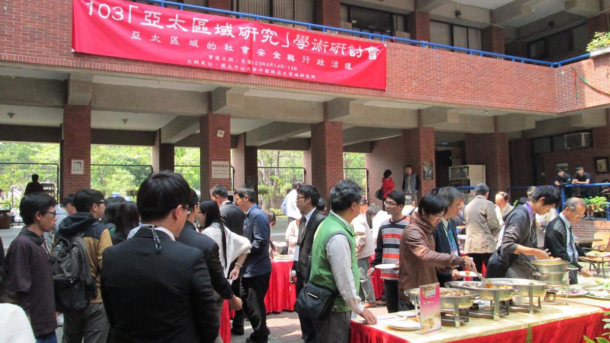 中庭餐敘(另開新視窗/jpg檔)圖片