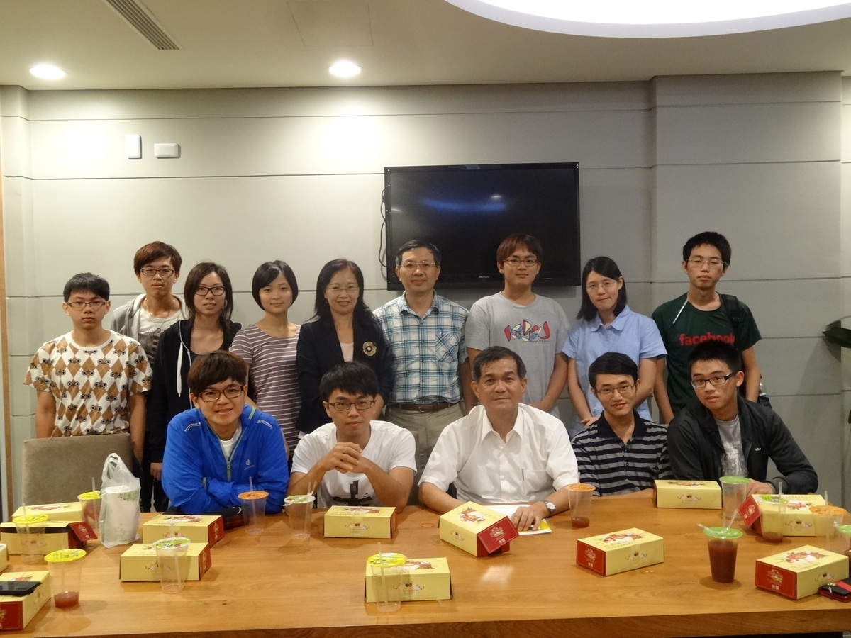 行政主管與學生代表們 大合照(另開新視窗/jpg檔)圖片