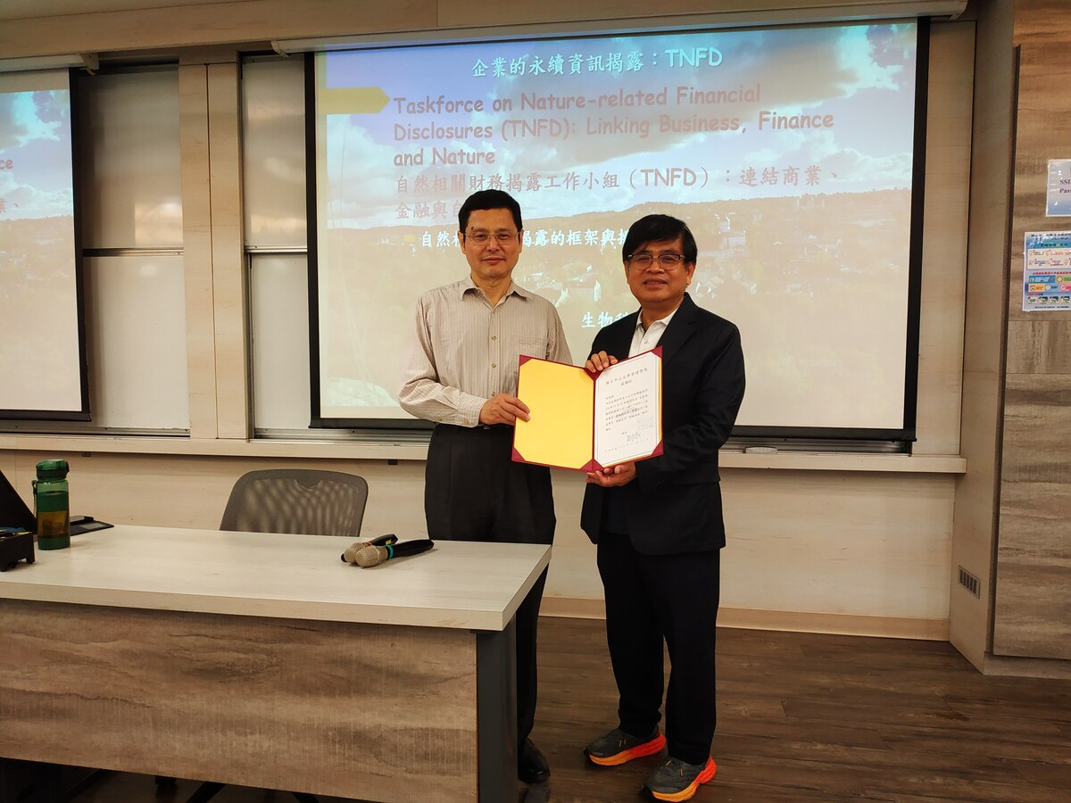 管理學院林豪傑院長（右）致贈感謝狀(另開新視窗/jpg檔)圖片