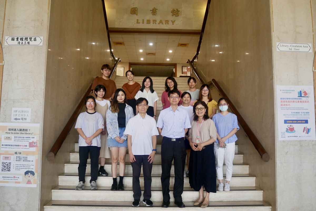 國立中山大學圖書與資訊處與中華民國圖書館學會共同主辦114年度暑期研習班，「開放科學時代的學術導航：圖書館員的數位素養與資訊篩選技巧」研習始業式合影(另開新視窗/jpg檔)圖片