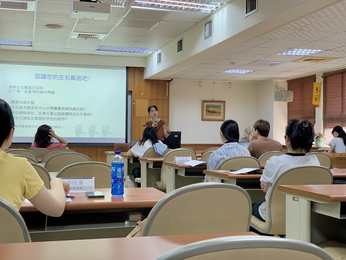 臺灣開放科學研究團隊成員、來自美國北卡羅來納大學資訊學院博士班的黃寶霈介紹開放科學概論(另開新視窗/jpg檔)圖片