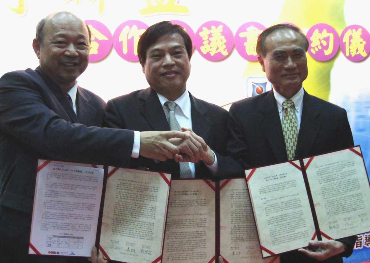 中山大學校長張宗仁、中興大學校長蕭介夫、成功大學校長賴明紹共同簽署T3聯盟合約書(另開新視窗/jpg檔)圖片